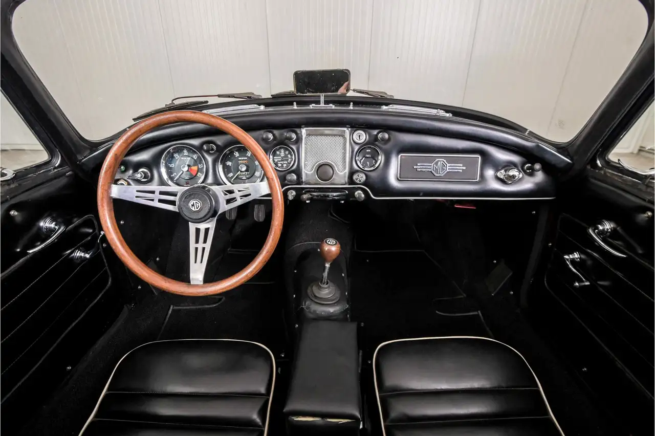 MGA1500 compleet met softtop en hardtop, foto 5