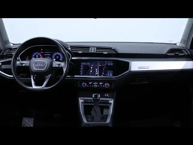 Audi Q3 view 15