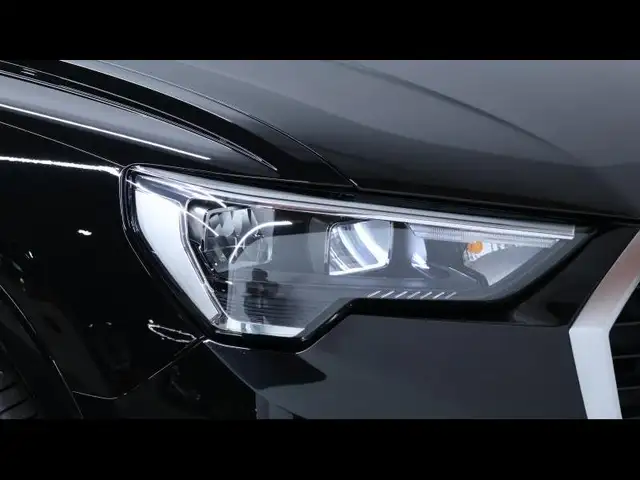 Audi Q3 view 8
