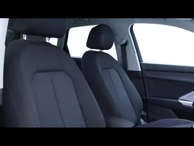 Audi Q3 view 12