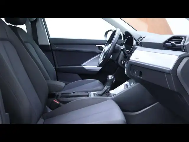Audi Q3 view 11