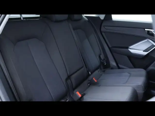 Audi Q3 view 14