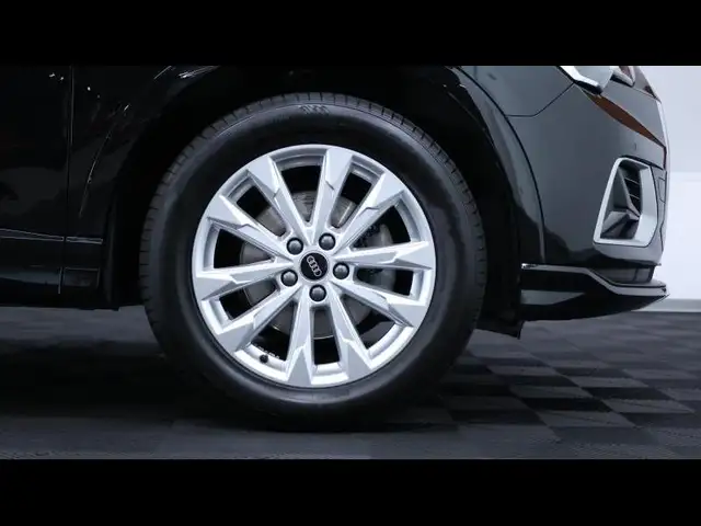 Audi Q3 view 10