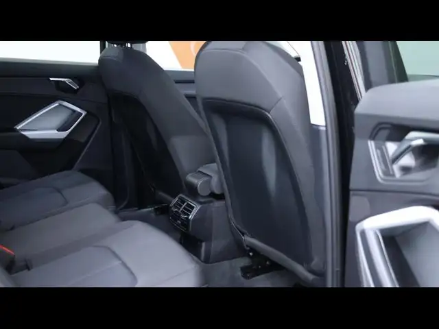 Audi Q3 view 13