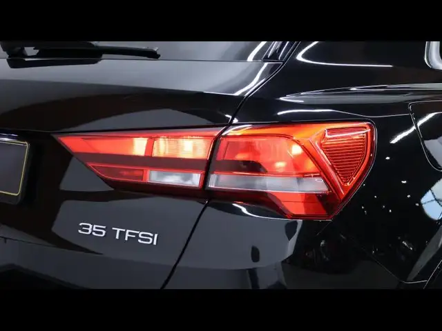 Audi Q3 view 9