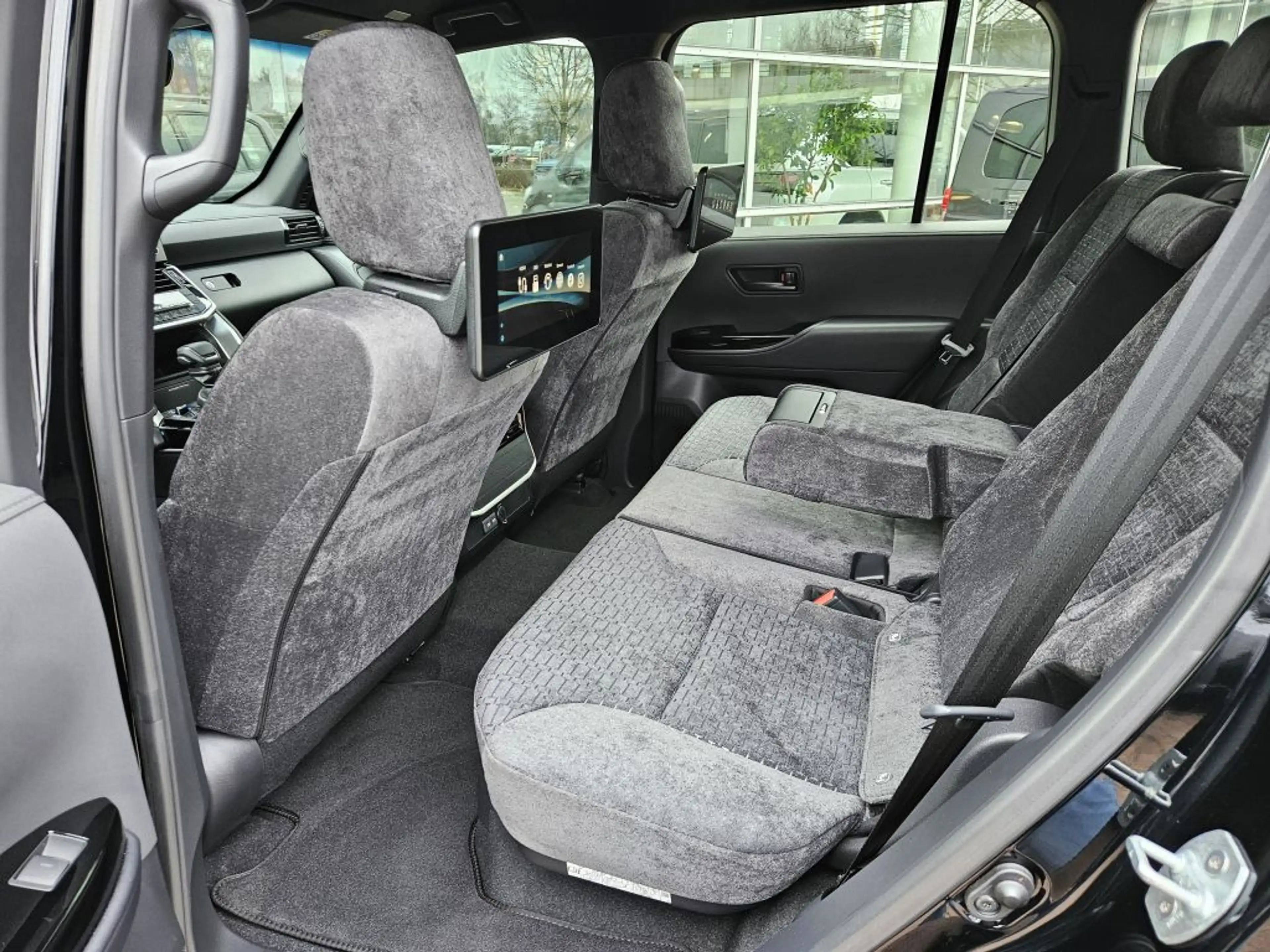 Toyota Land Cruiser LC300 — photo 6