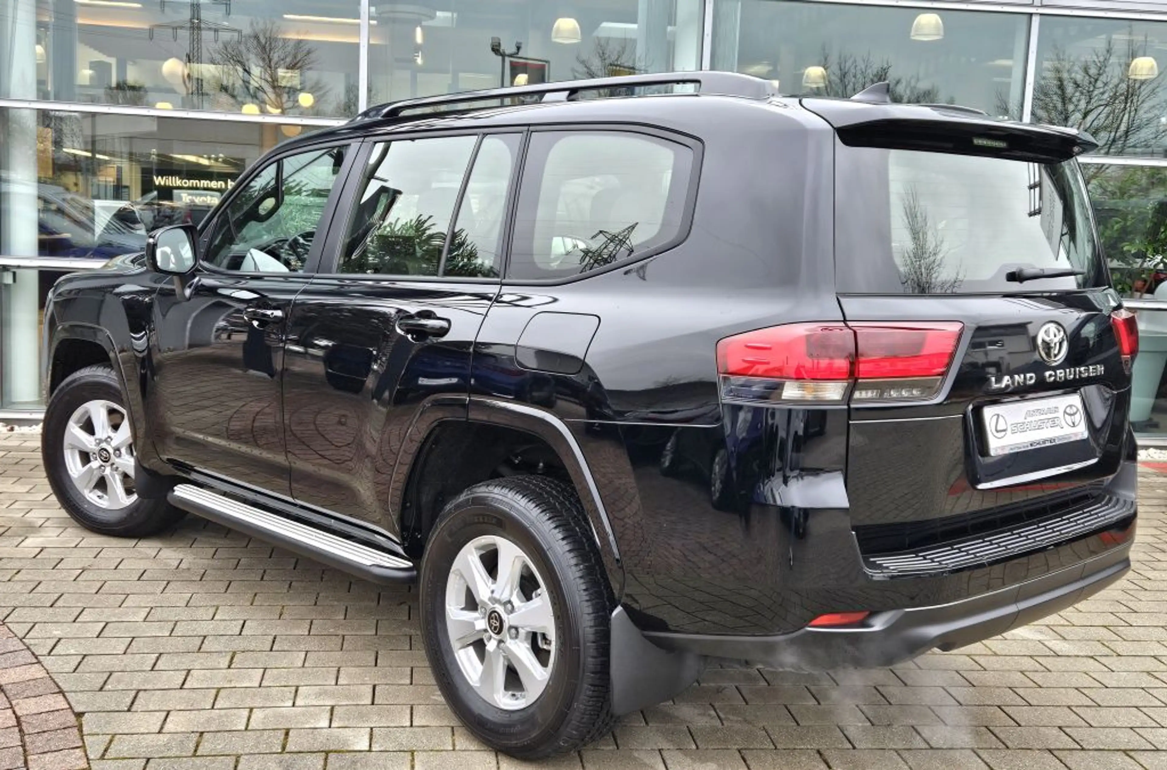 Toyota Land Cruiser LC300 — photo 3