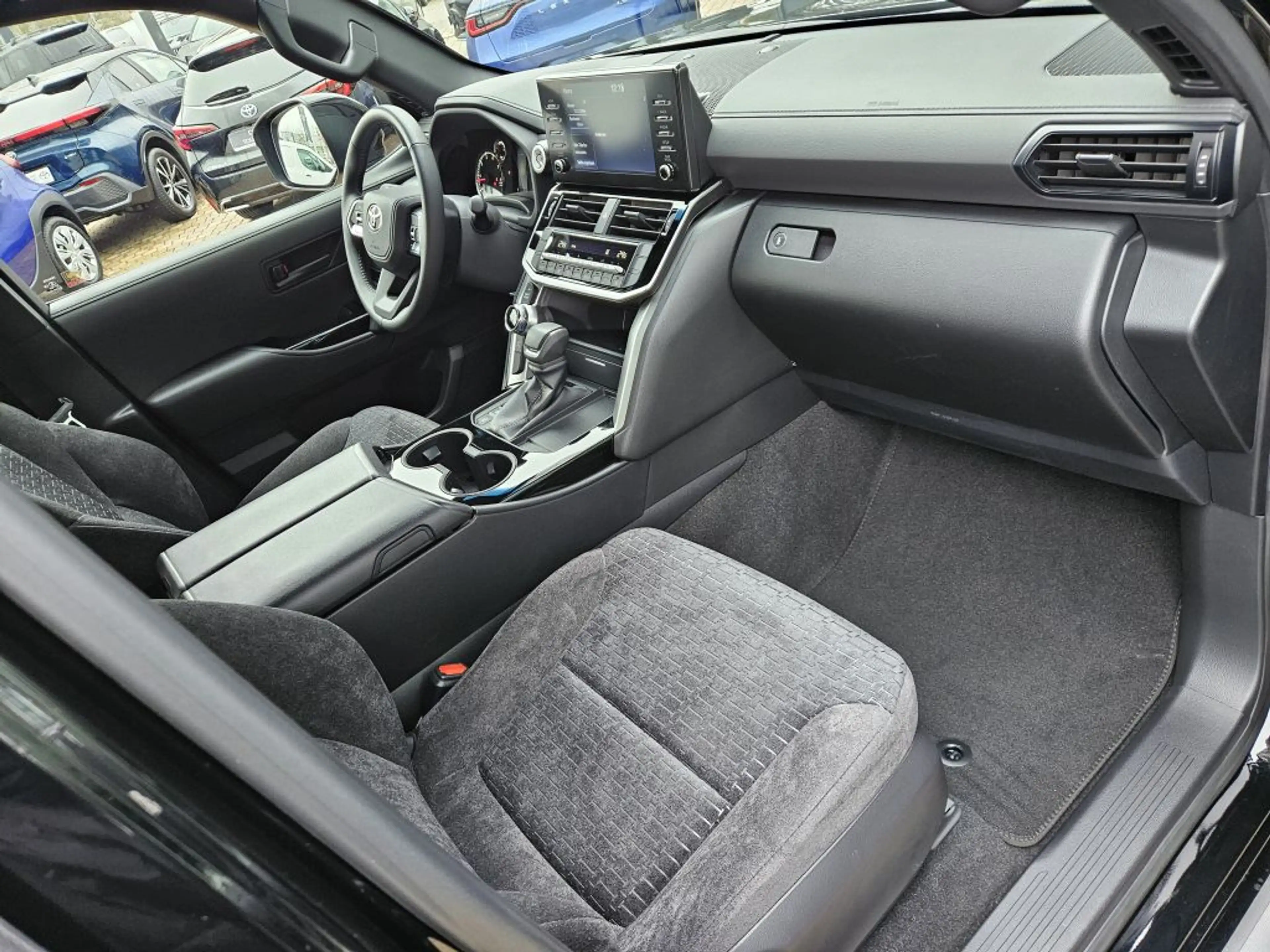 Toyota Land Cruiser LC300 — photo 9