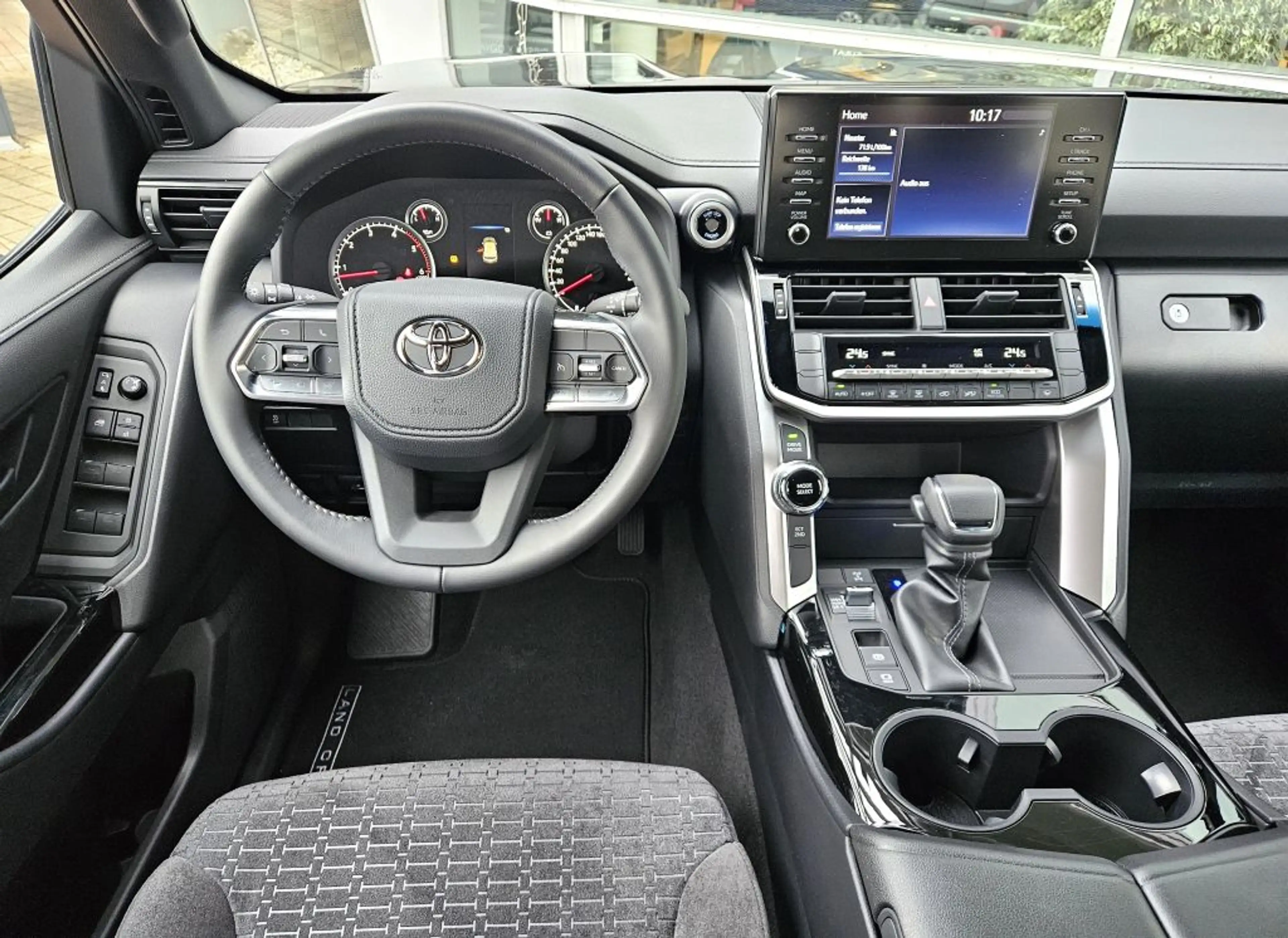 Toyota Land Cruiser LC300 — photo 7