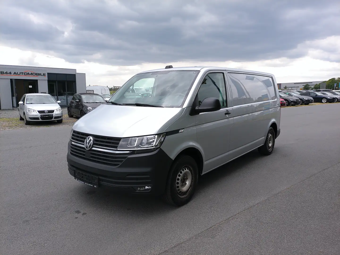 Volkswagen T6.1 Transporter lang *NAVI*CarPlay*PDC v+h*Klima*Sitzhzg*Zuheizer* Silber - 1