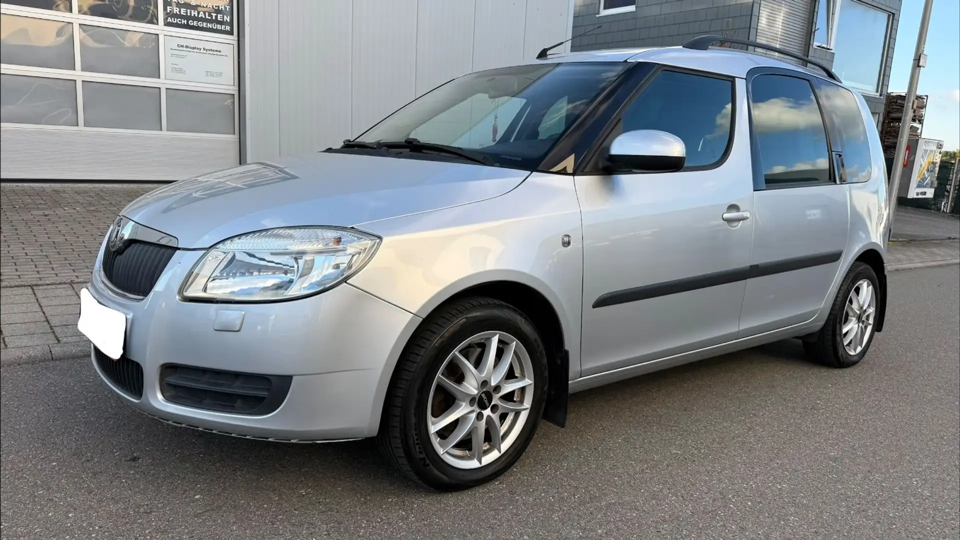 Skoda Roomster 1.6 AUTOMATIK TÜV,1-HAND,KLIMA,AHK,PDC Silber - 1