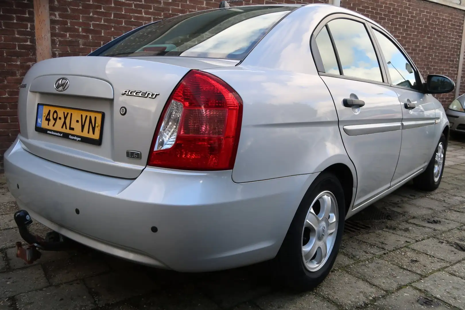 Hyundai ACCENT 1.6i Dynamic Gris - 2
