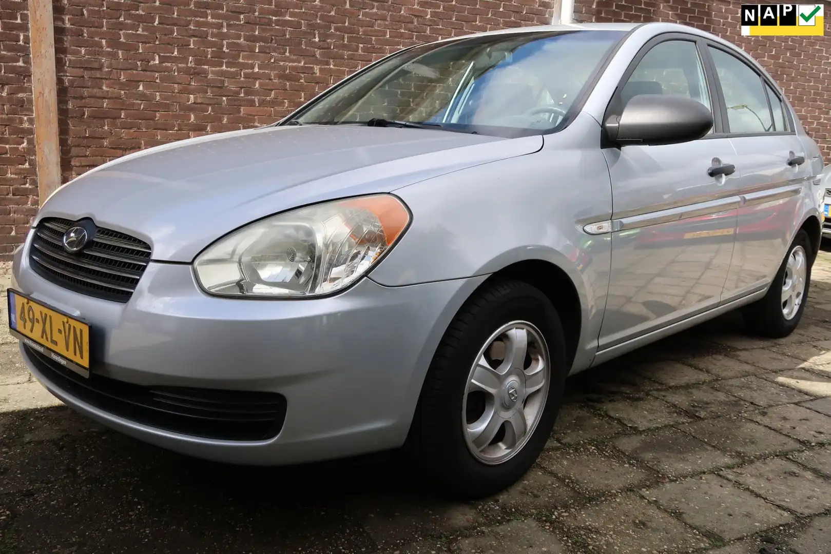 Hyundai ACCENT 1.6i Dynamic Gris - 1