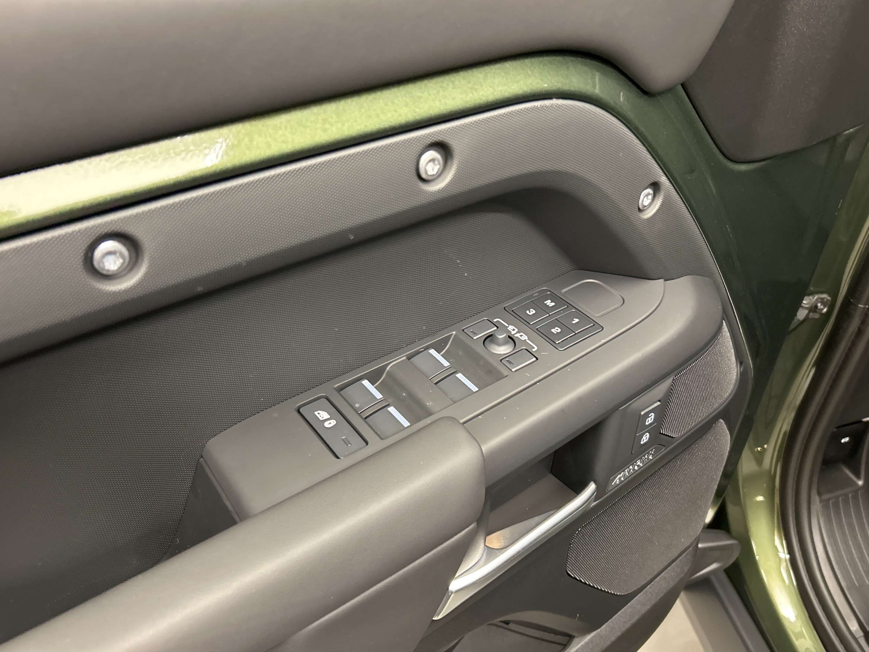 2026 Land Rover Defender X-Dynamic SE thumb 10