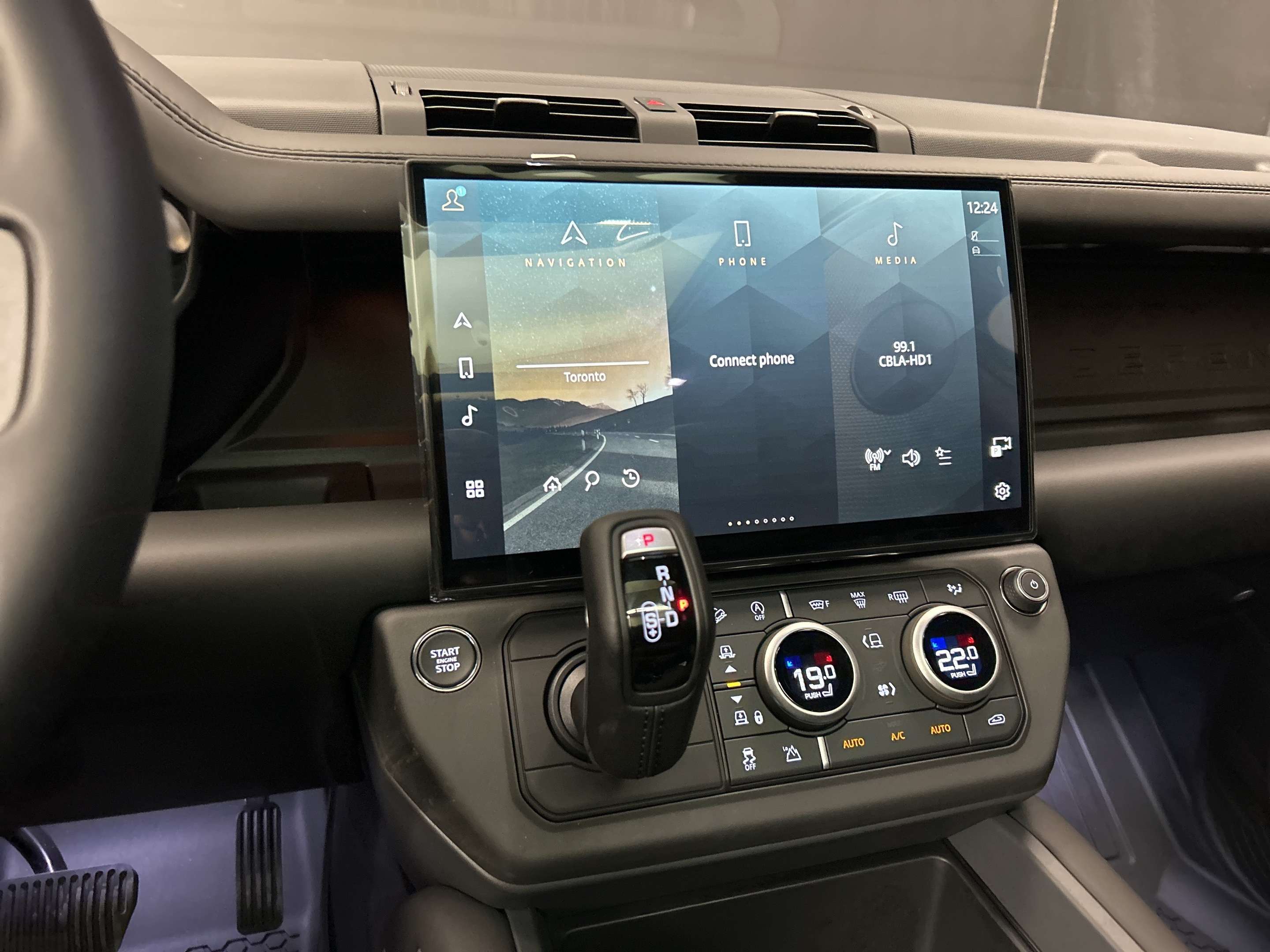 2026 Land Rover Defender X-Dynamic SE thumb 15