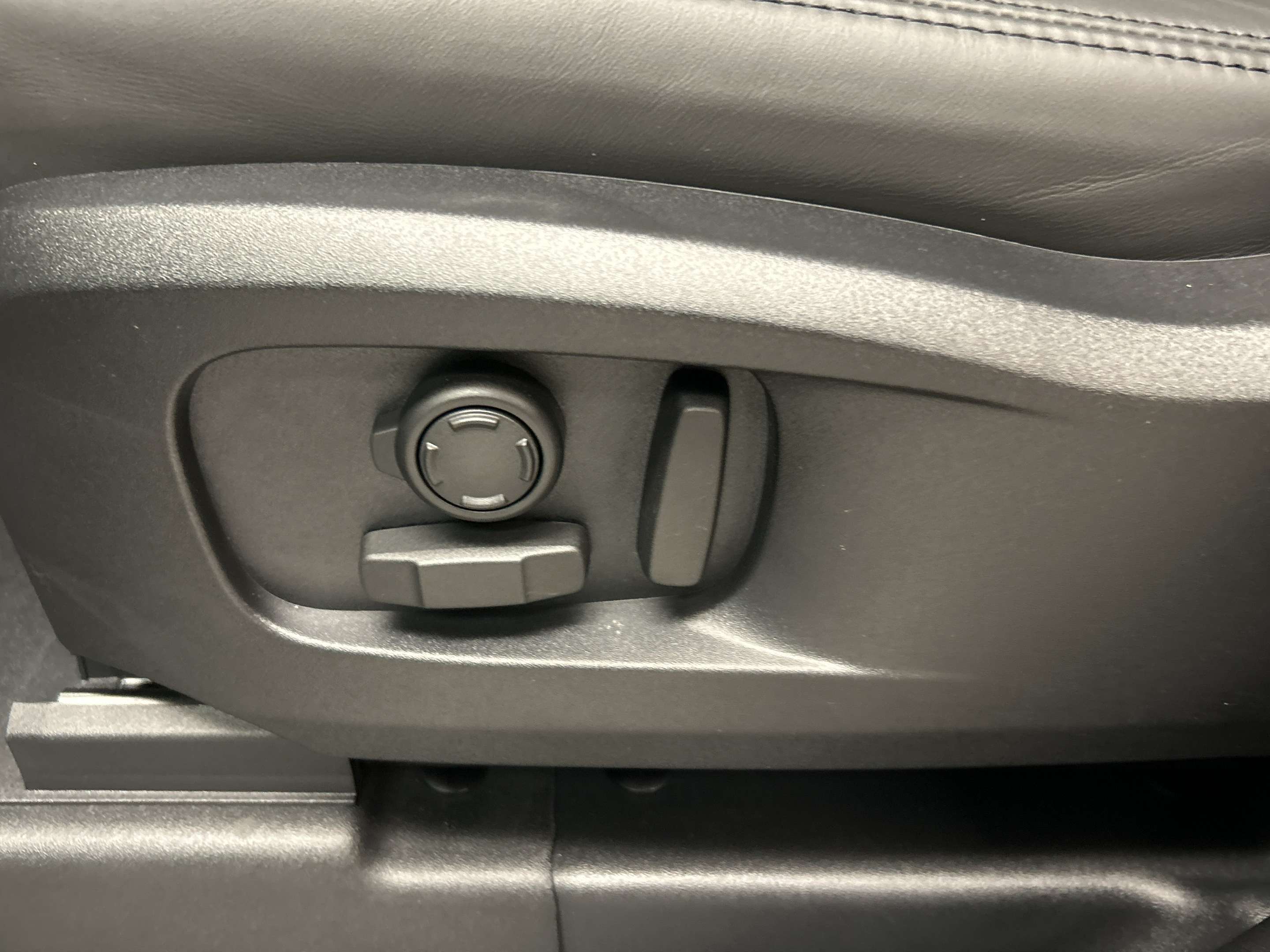 2026 Land Rover Defender X-Dynamic SE thumb 11
