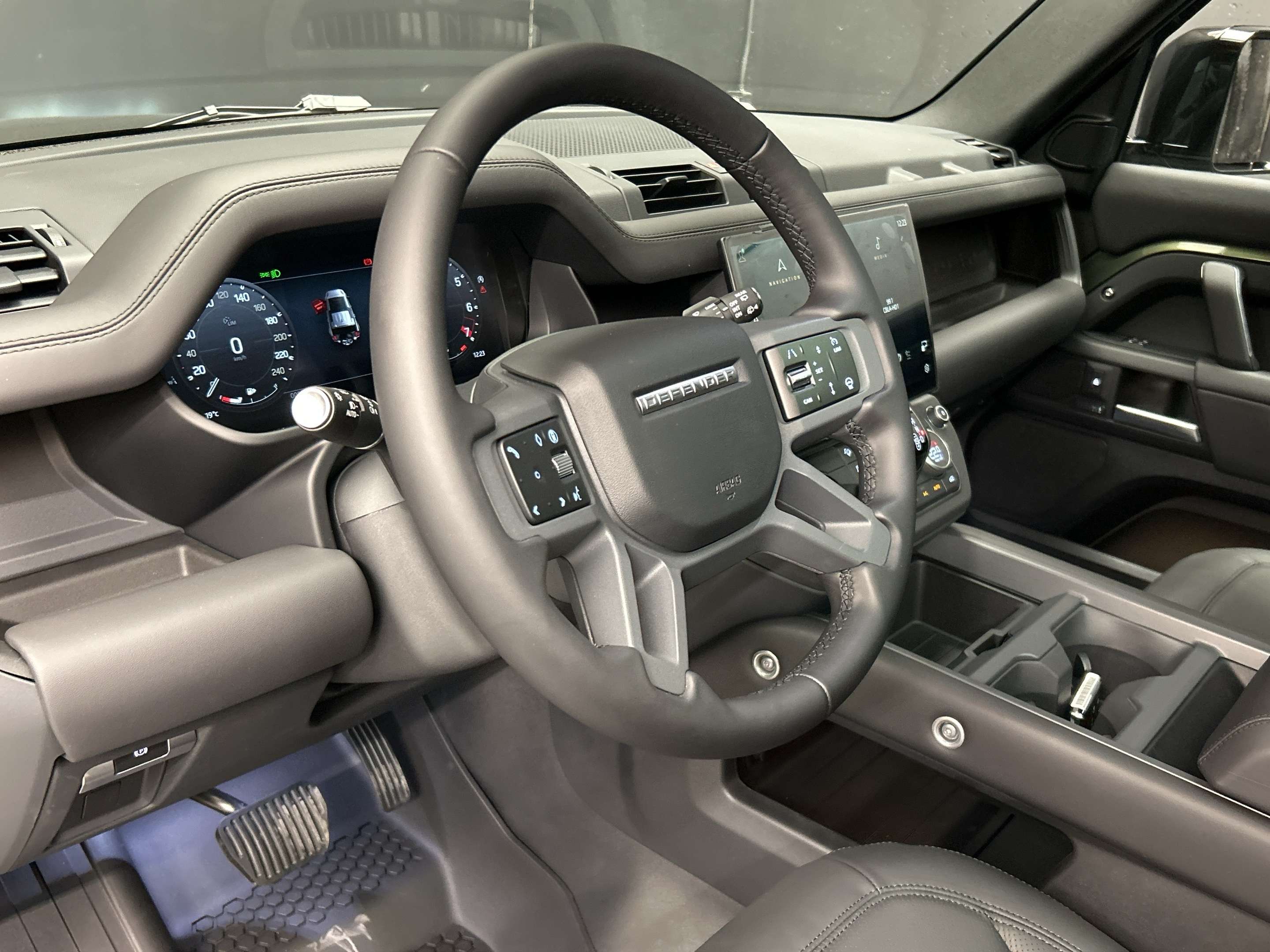 2026 Land Rover Defender X-Dynamic SE thumb 8