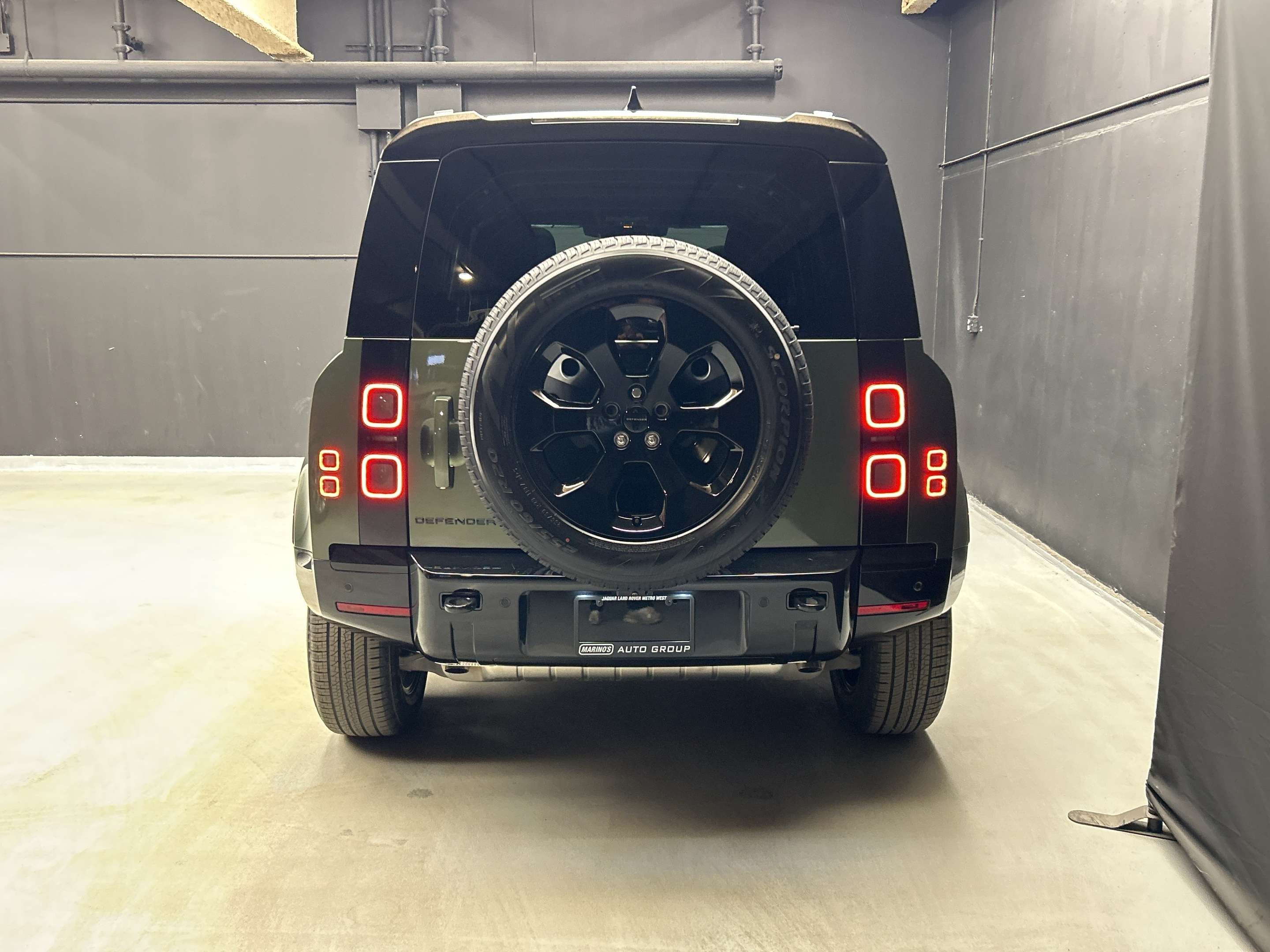 2026 Land Rover Defender X-Dynamic SE thumb 6