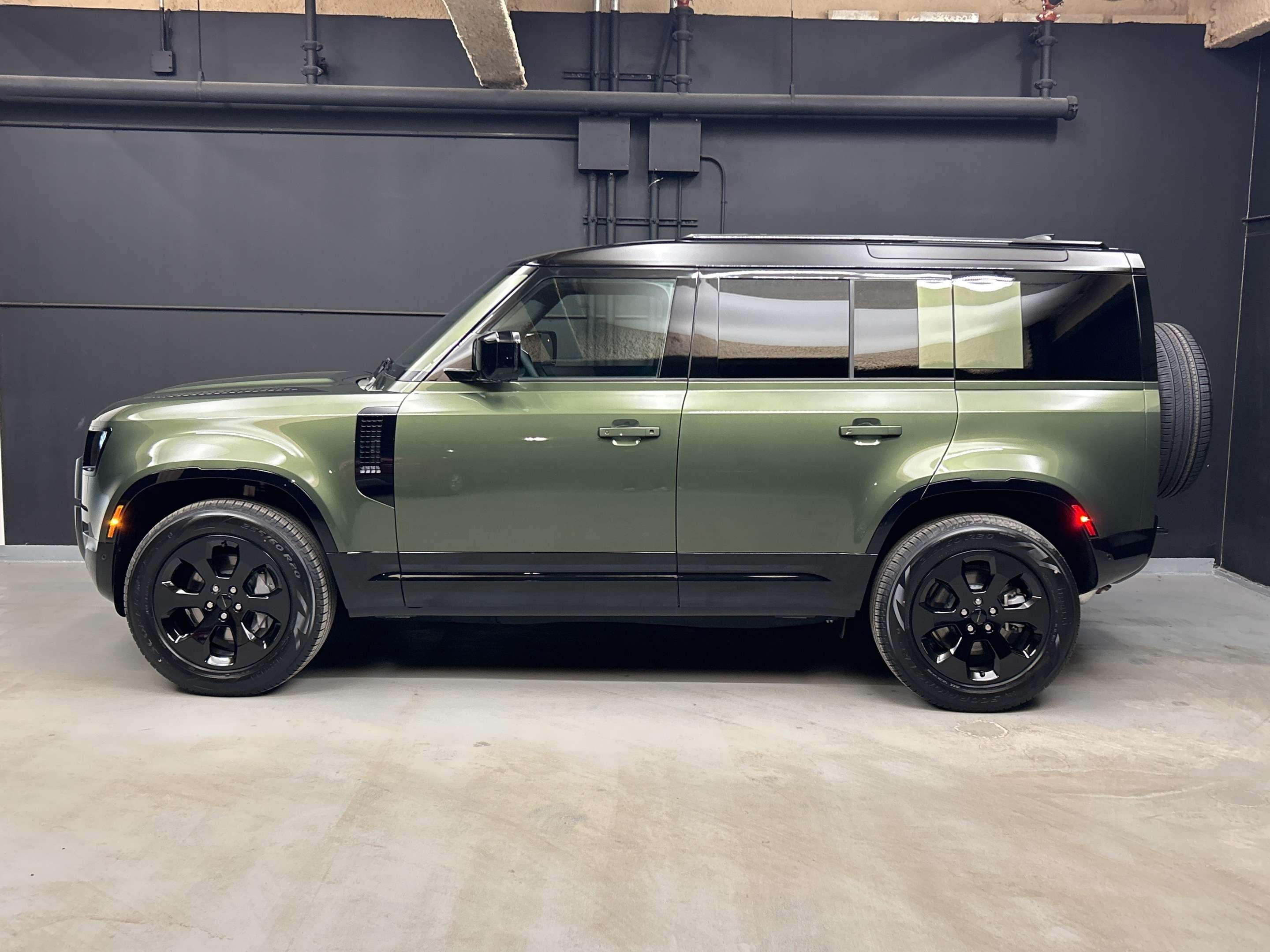 2026 Land Rover Defender X-Dynamic SE alt 3