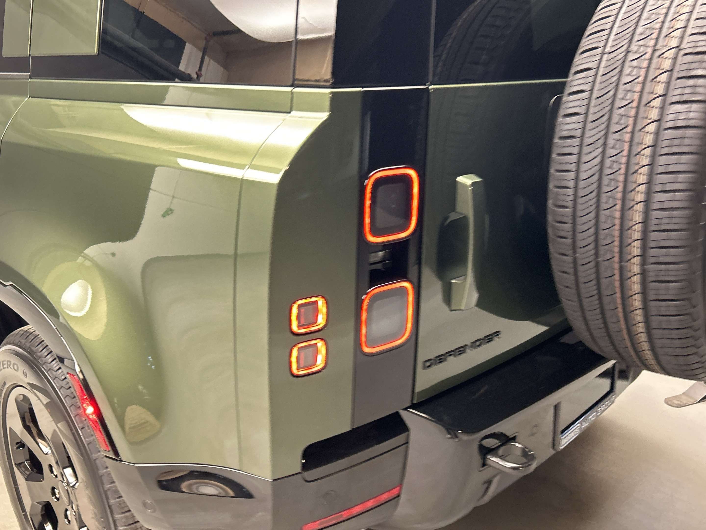 2026 Land Rover Defender X-Dynamic SE thumb 7