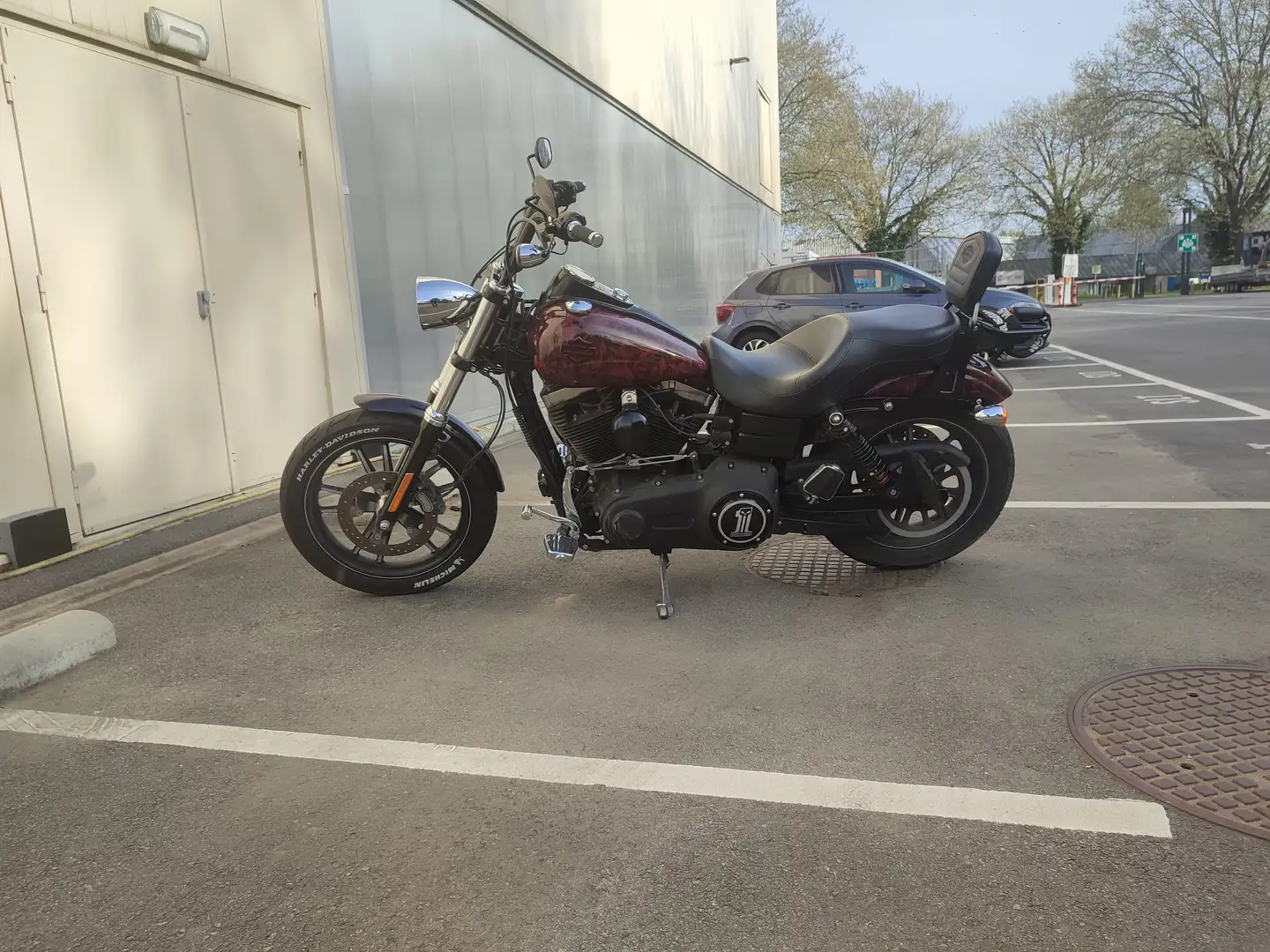 Harley-Davidson Dyna Street Bob Czerwony - 2