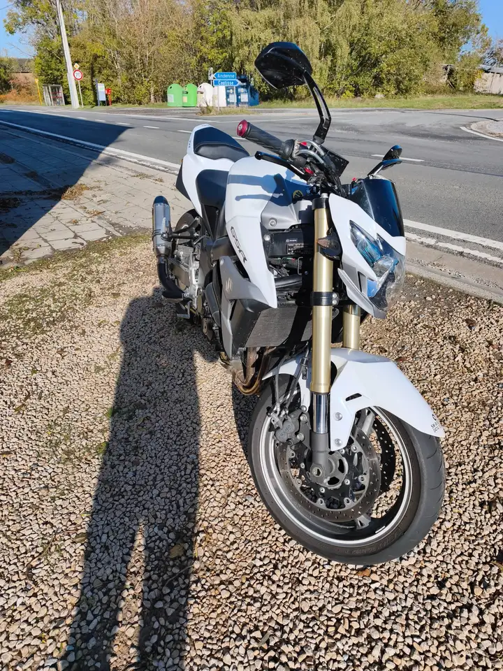 Suzuki GSR 750