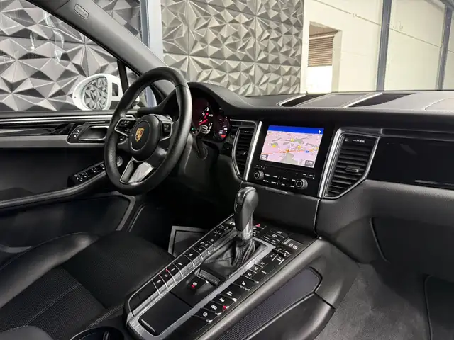 Porsche Macan view 9