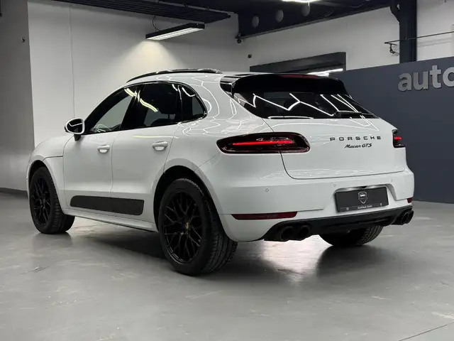 Porsche Macan view 3