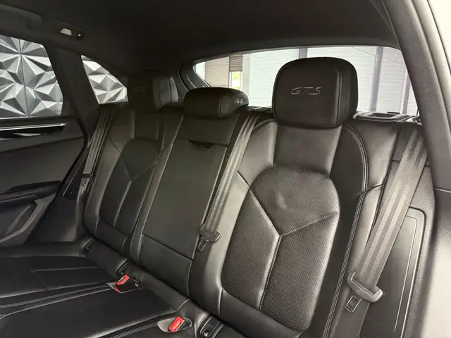 Porsche Macan view 13