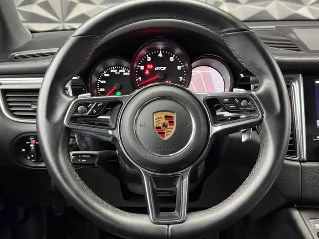 Porsche Macan view 12