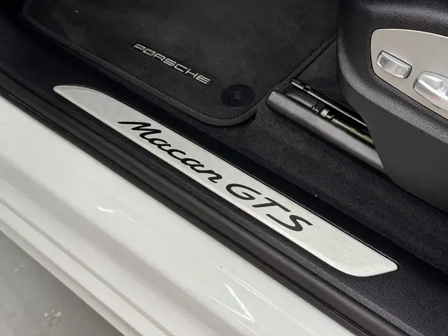 Porsche Macan view 5