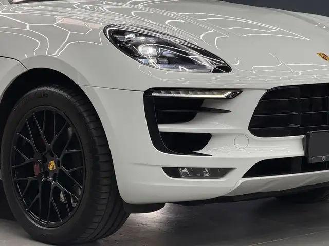 Porsche Macan view 4