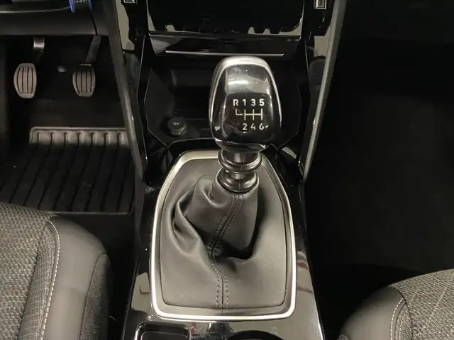 Peugeot 208 view 12