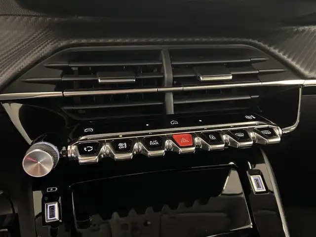 Peugeot 208 view 11