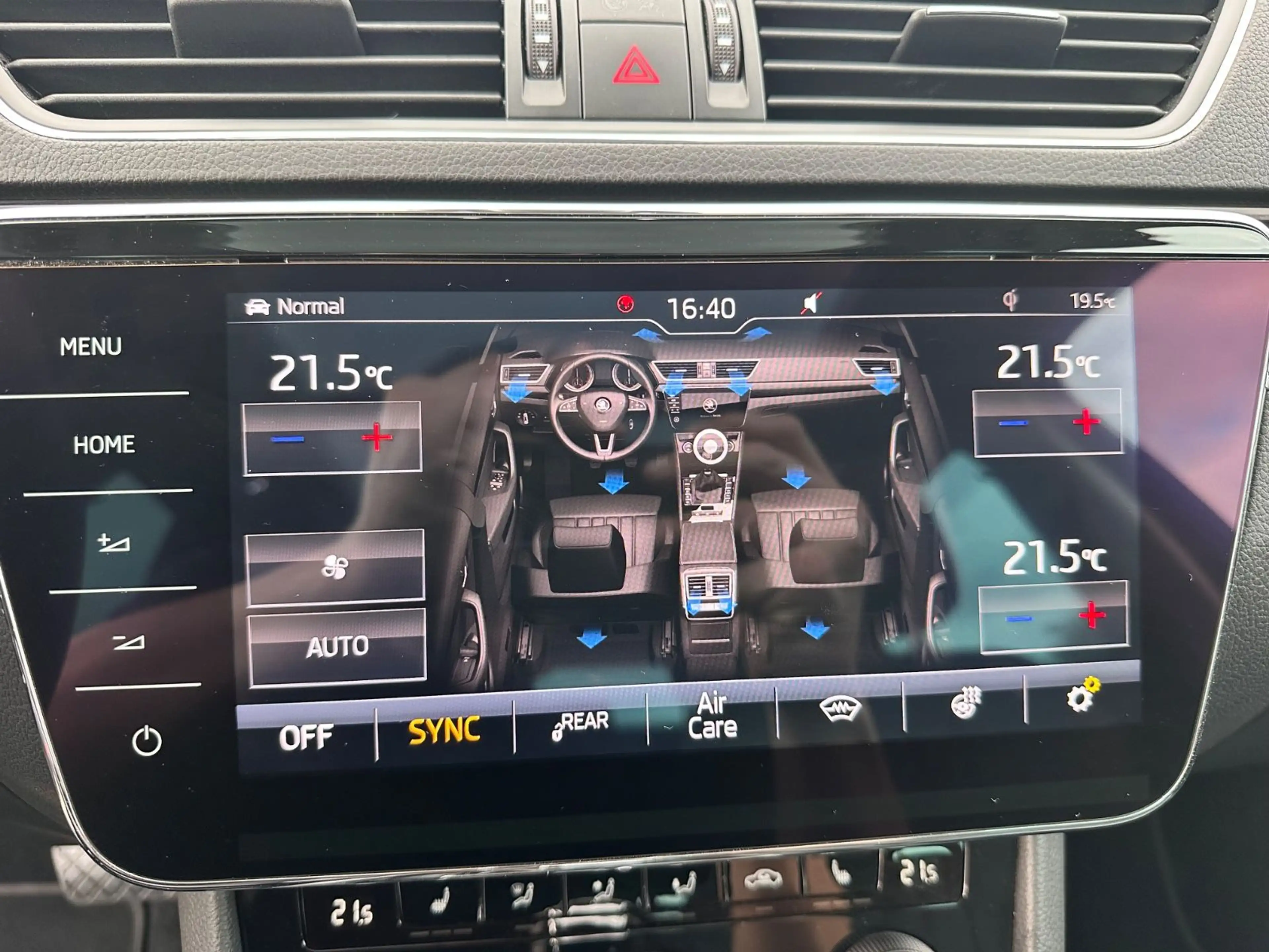 Skoda Superb Combi L&K 4x4 Navi Pano Leder SHZ v+h — photo 25