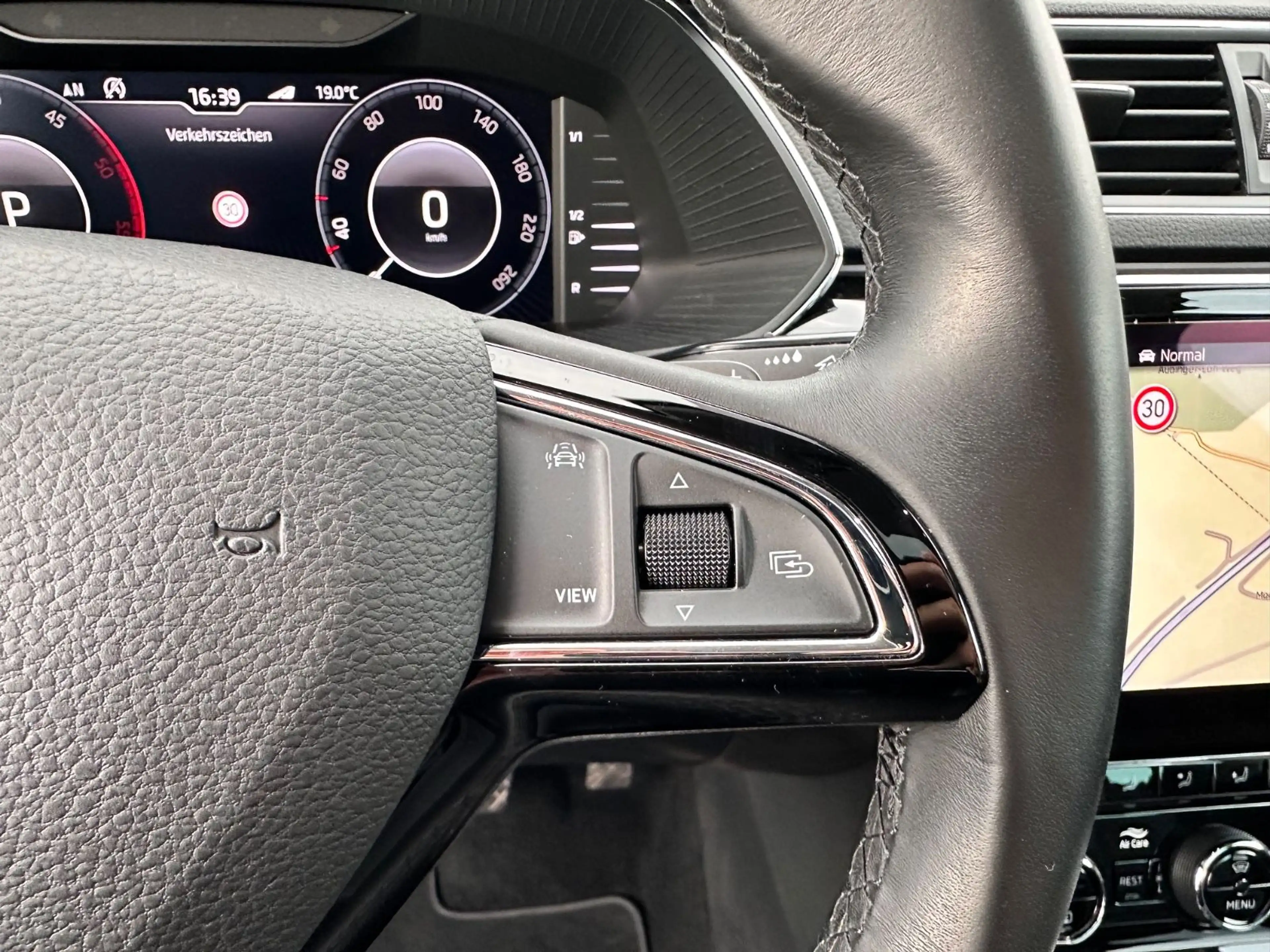 Skoda Superb Combi L&K 4x4 Navi Pano Leder SHZ v+h — photo 21