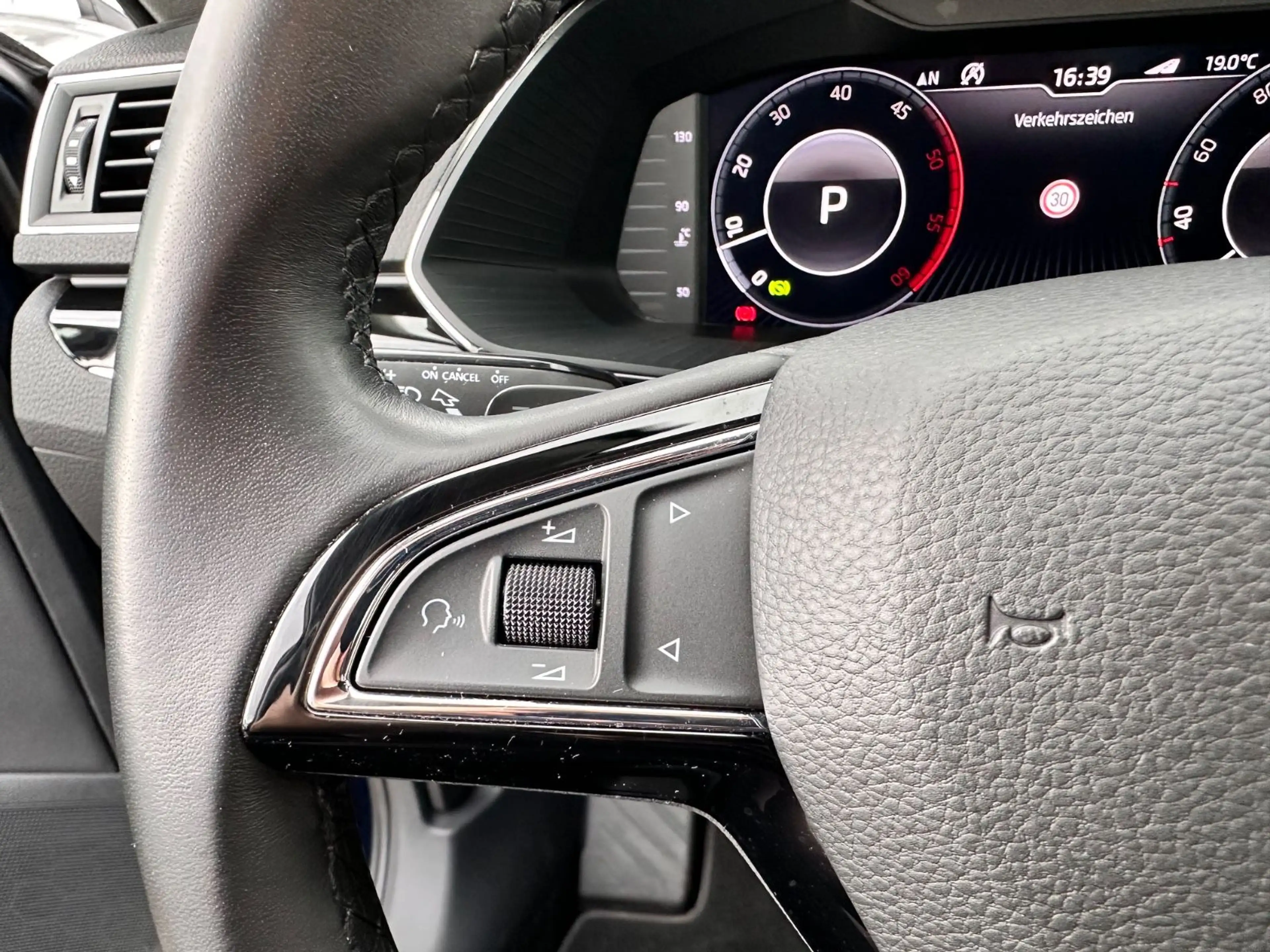 Skoda Superb Combi L&K 4x4 Navi Pano Leder SHZ v+h — photo 19