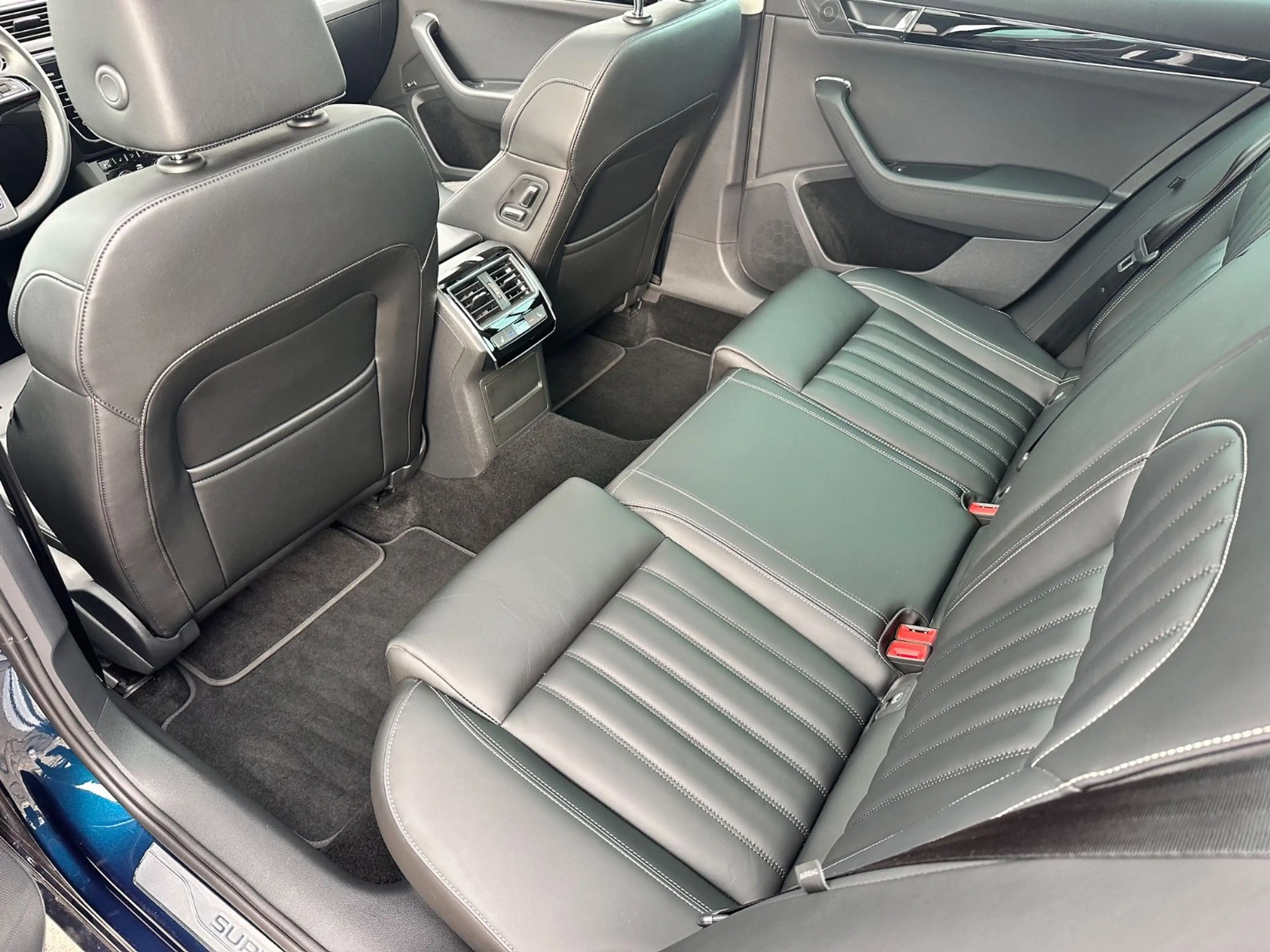 Skoda Superb Combi L&K 4x4 Navi Pano Leder SHZ v+h — photo 32