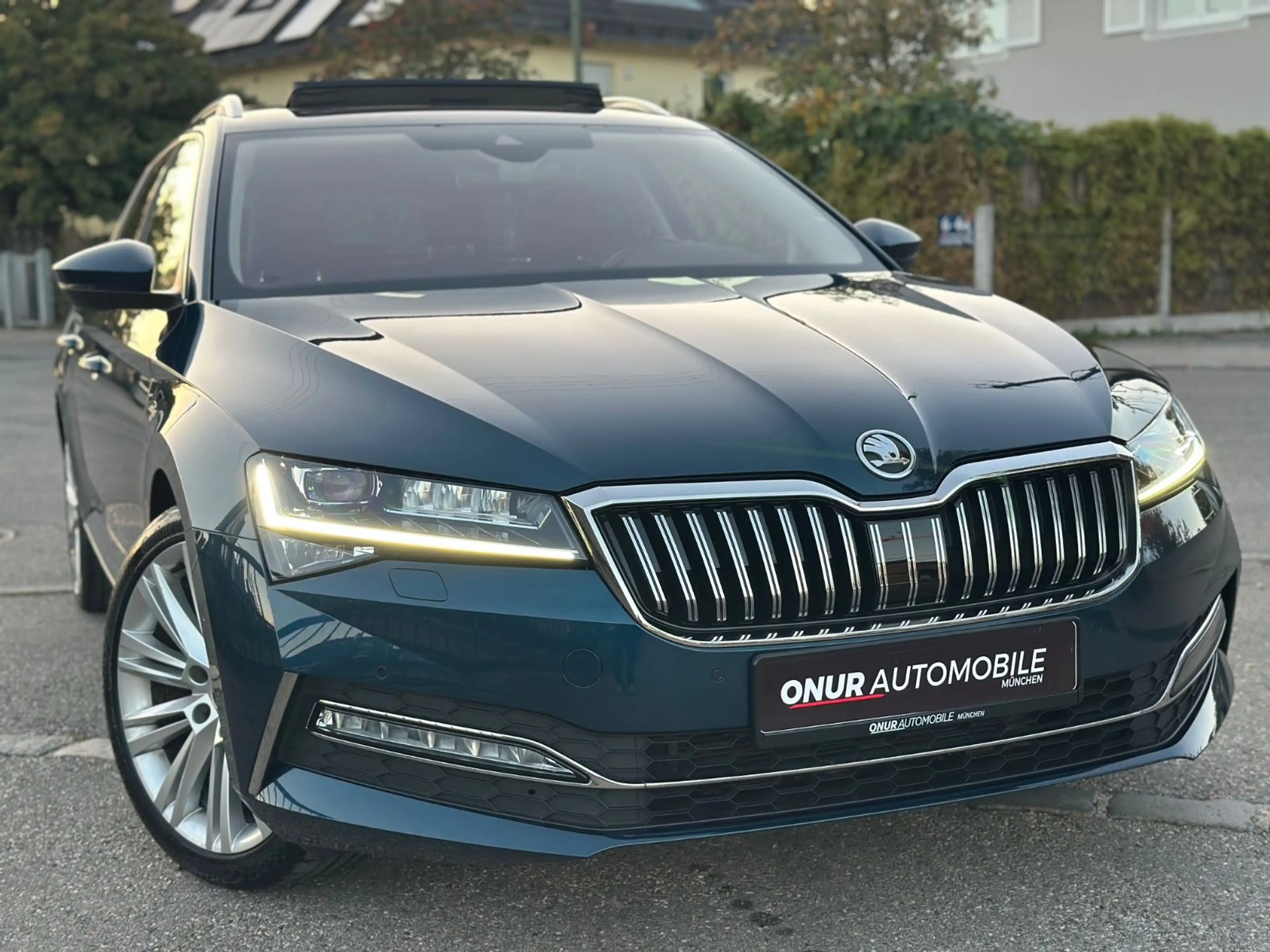 Skoda Superb Combi L&K 4x4 Navi Pano Leder SHZ v+h