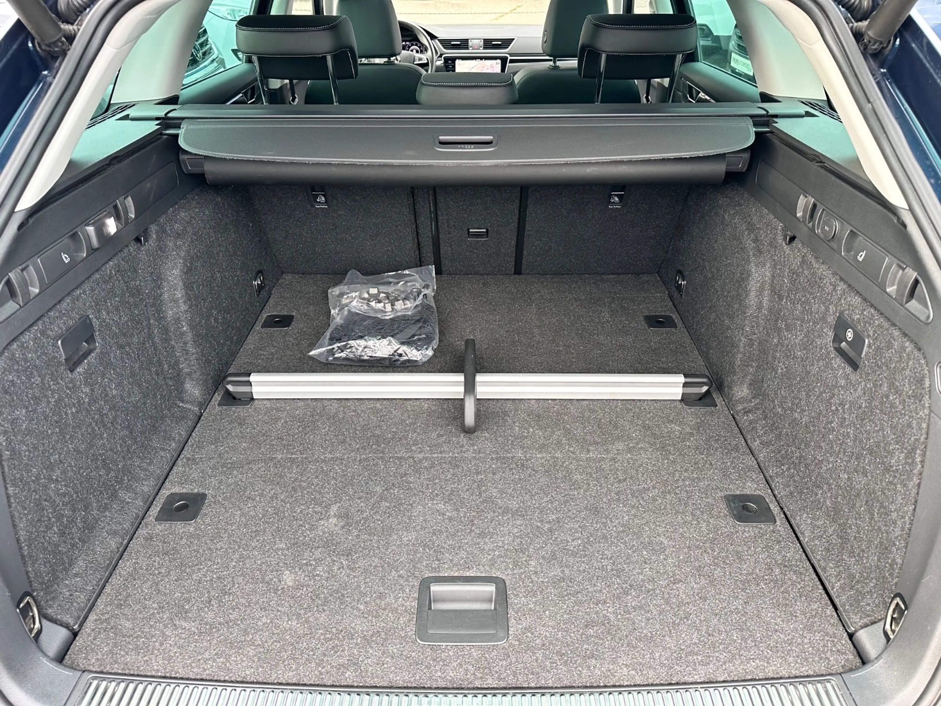 Skoda Superb Combi L&K 4x4 Navi Pano Leder SHZ v+h — photo 39