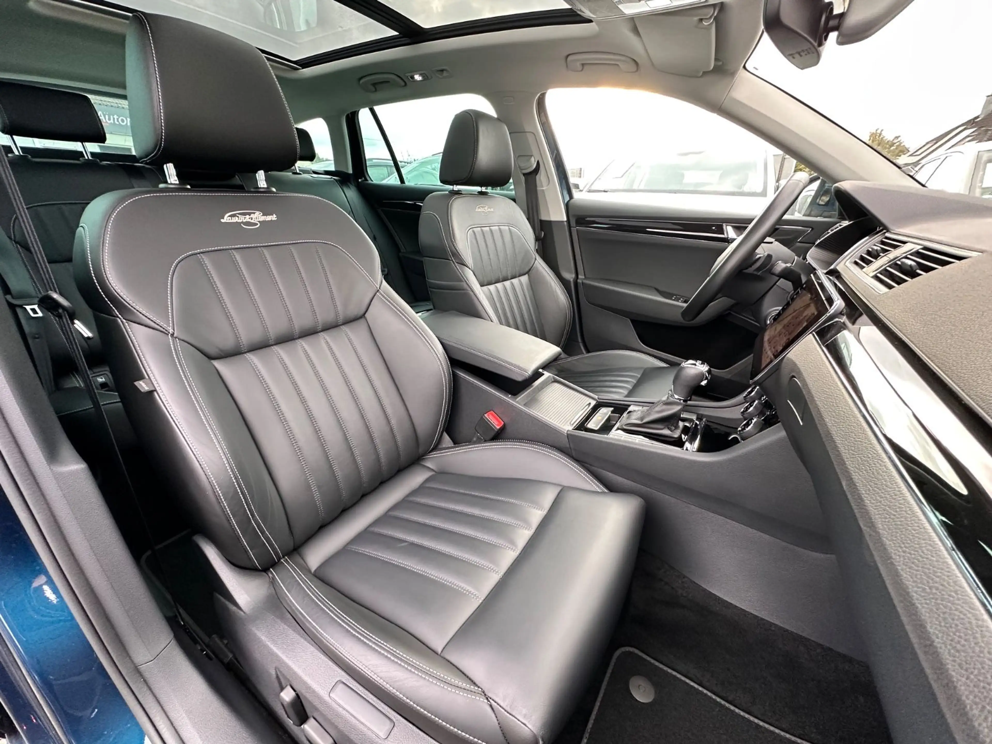 Skoda Superb Combi L&K 4x4 Navi Pano Leder SHZ v+h — photo 38