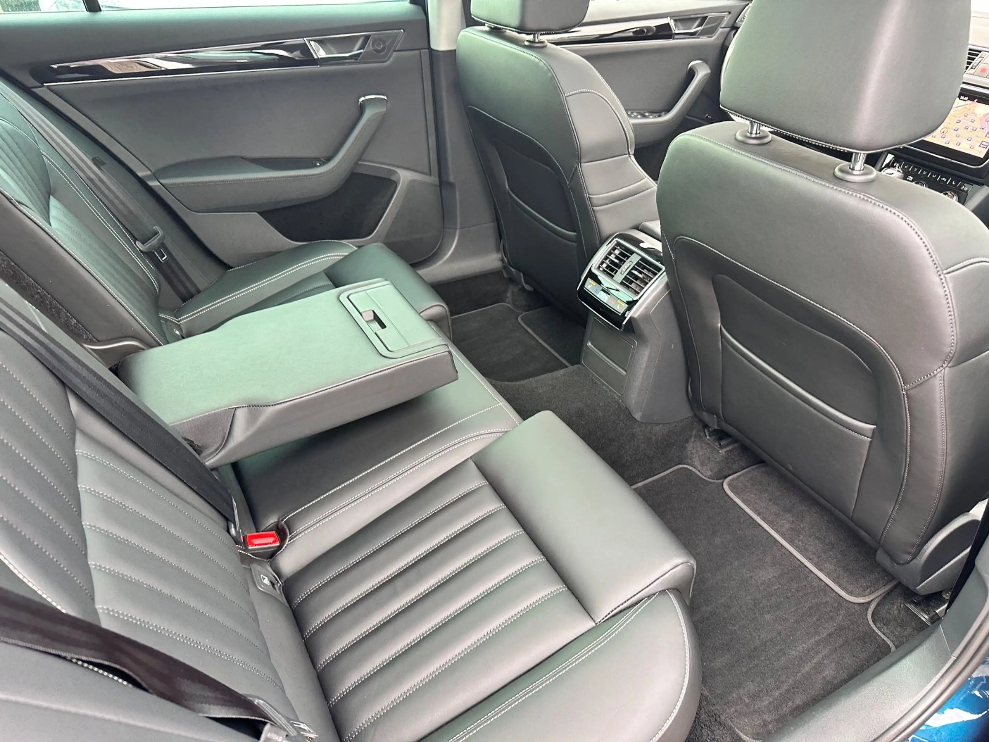 Skoda Superb Combi L&K 4x4 Navi Pano Leder SHZ v+h — photo 35