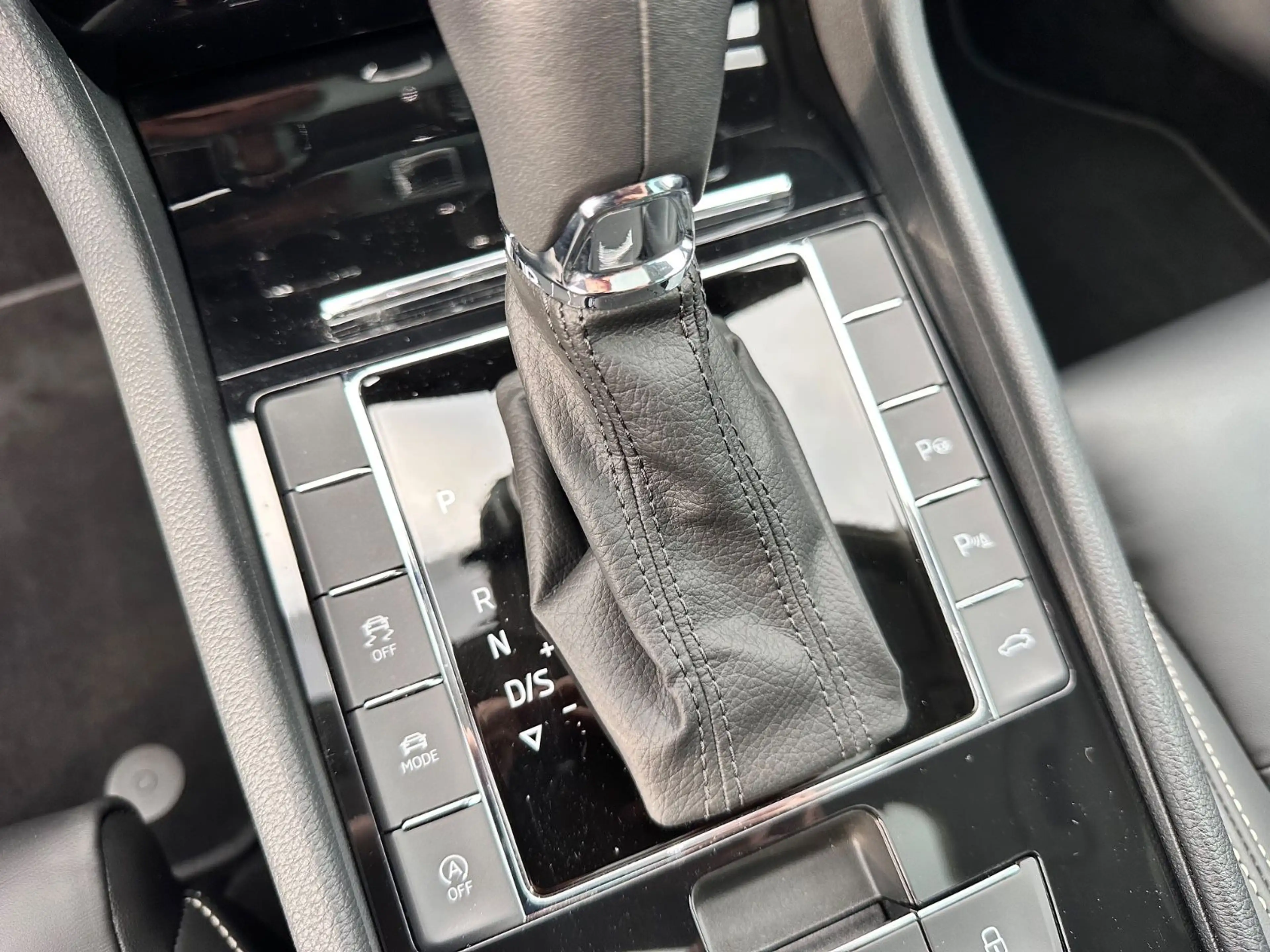 Skoda Superb Combi L&K 4x4 Navi Pano Leder SHZ v+h — photo 12
