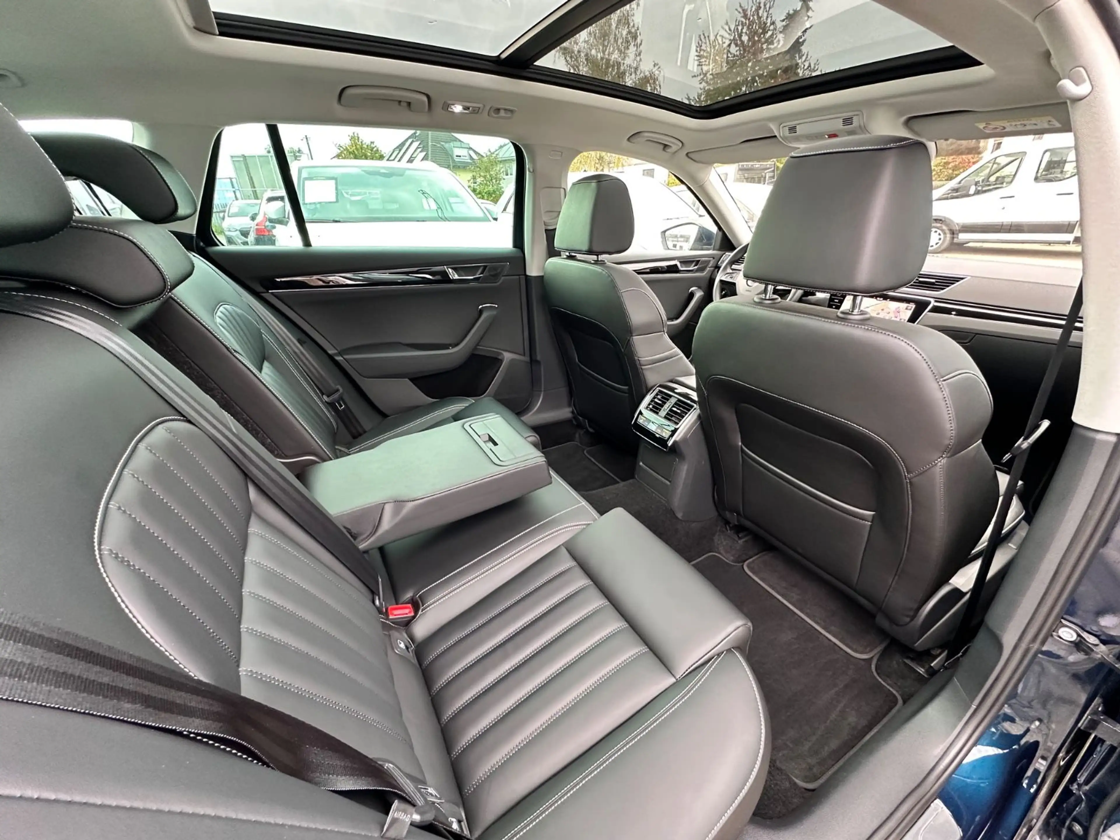 Skoda Superb Combi L&K 4x4 Navi Pano Leder SHZ v+h — photo 36
