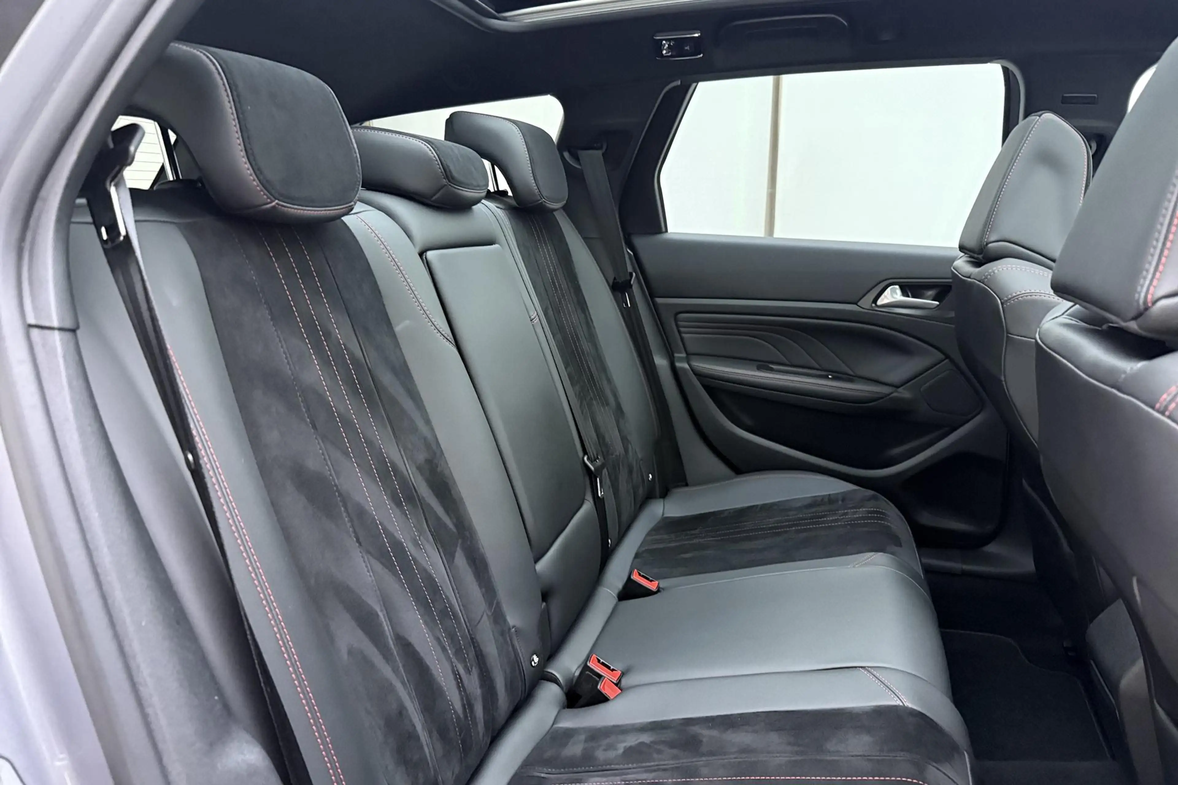 Peugeot 308 SW 1.2T Blue Lease GT | Panorama dak | 18'' Lichtm — photo 14