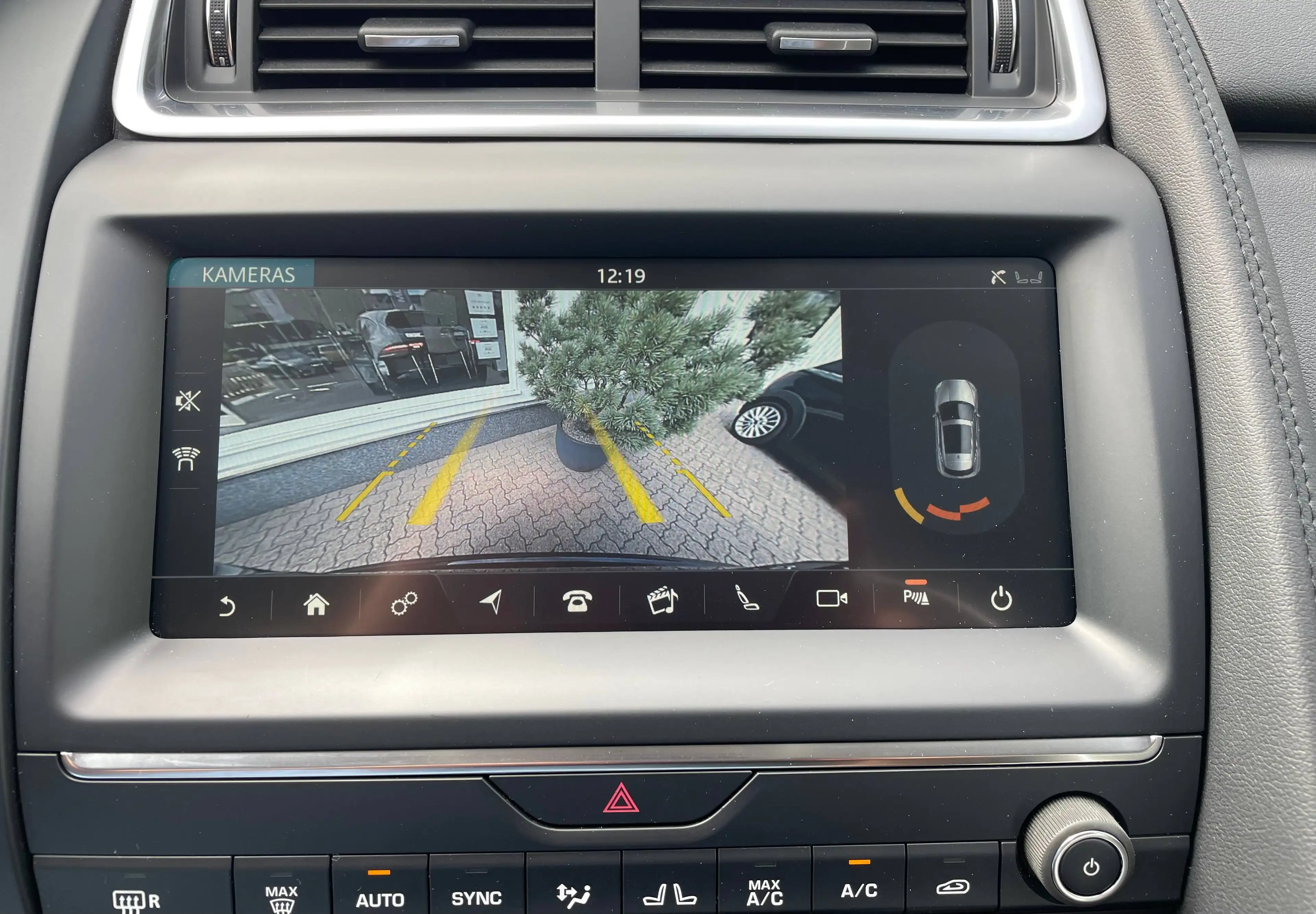 Jaguar E-Pace E-Pace 2.0d AWD+20"Alu+LEDER+ RÜCKFAHRKAMERA+NAVI+🍏 CARPLAY / Sehr gepflegt ! — photo 6