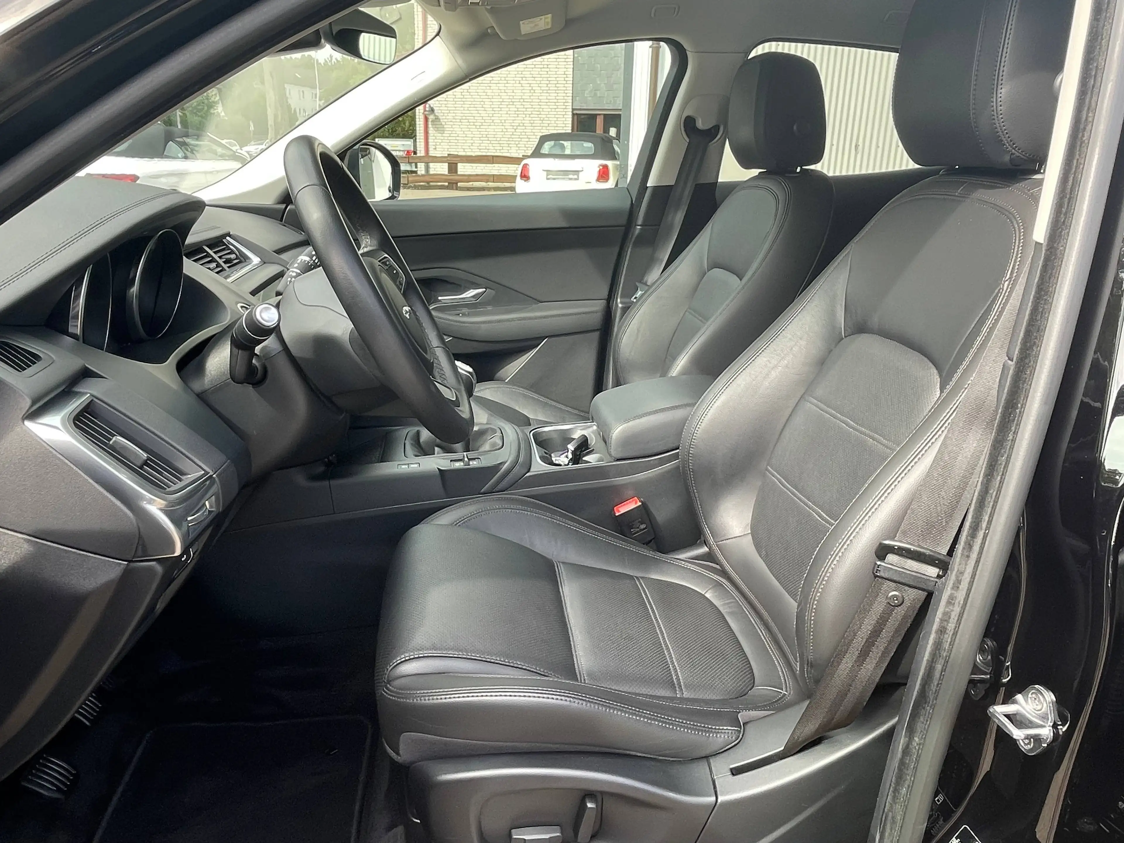 Jaguar E-Pace E-Pace 2.0d AWD+20"Alu+LEDER+ RÜCKFAHRKAMERA+NAVI+🍏 CARPLAY / Sehr gepflegt ! — photo 3