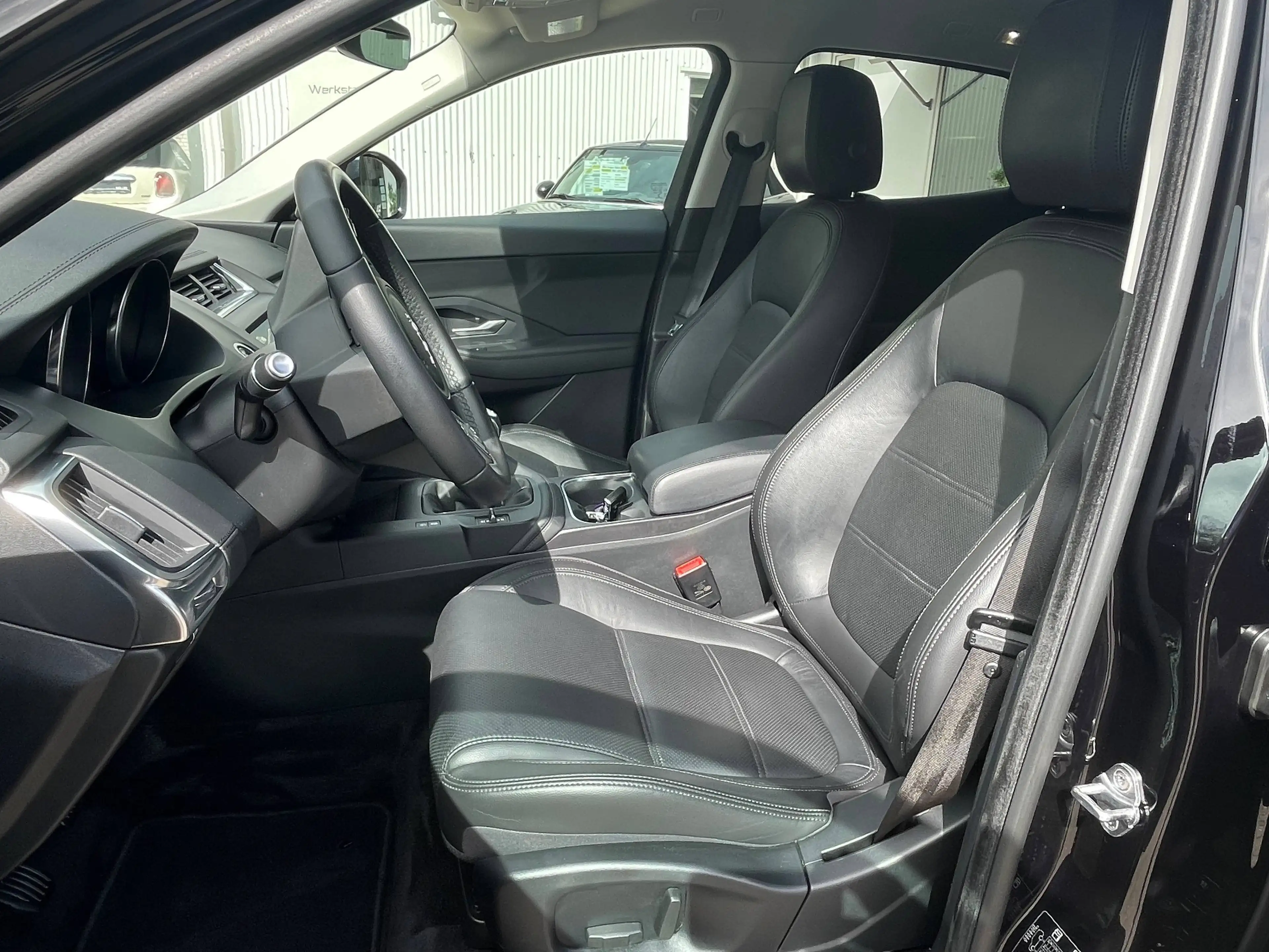 Jaguar E-Pace E-Pace 2.0d AWD+20"Alu+LEDER+ RÜCKFAHRKAMERA+NAVI+🍏 CARPLAY / Sehr gepflegt ! — photo 2