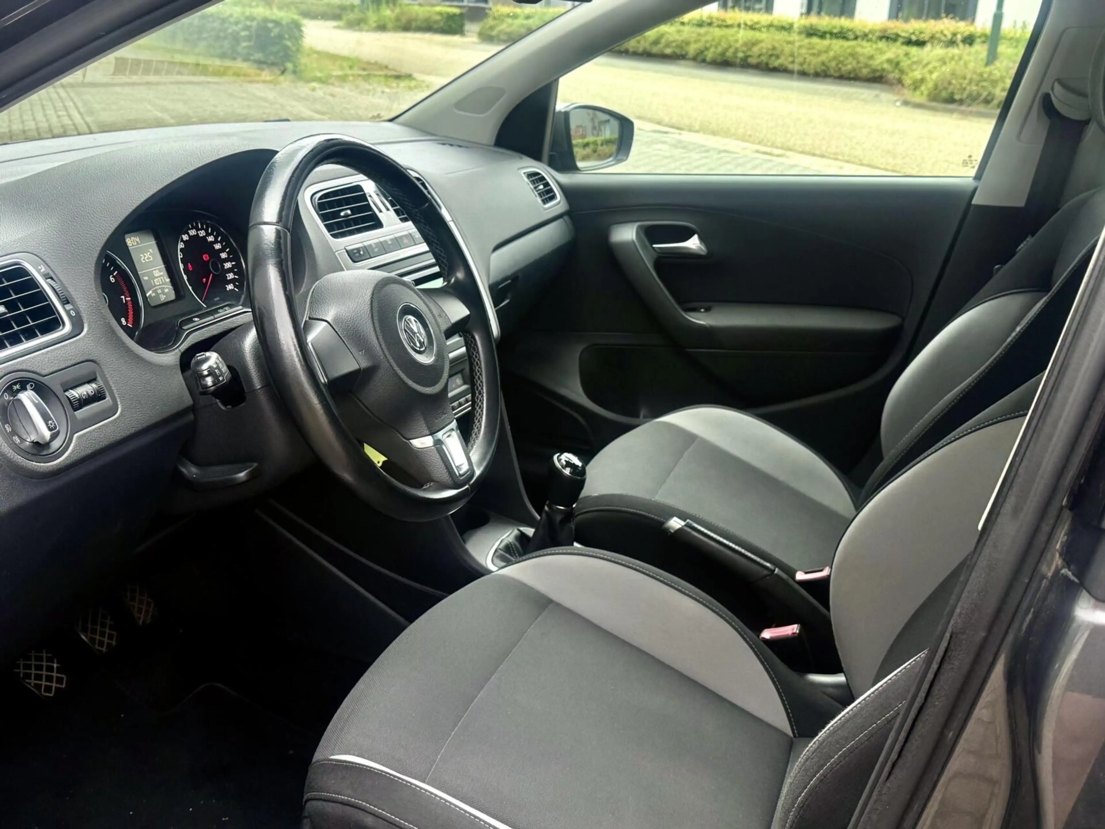 Volkswagen Polo 1.2 / LIFE / CRUISE / PDC / CLIMA — photo 11