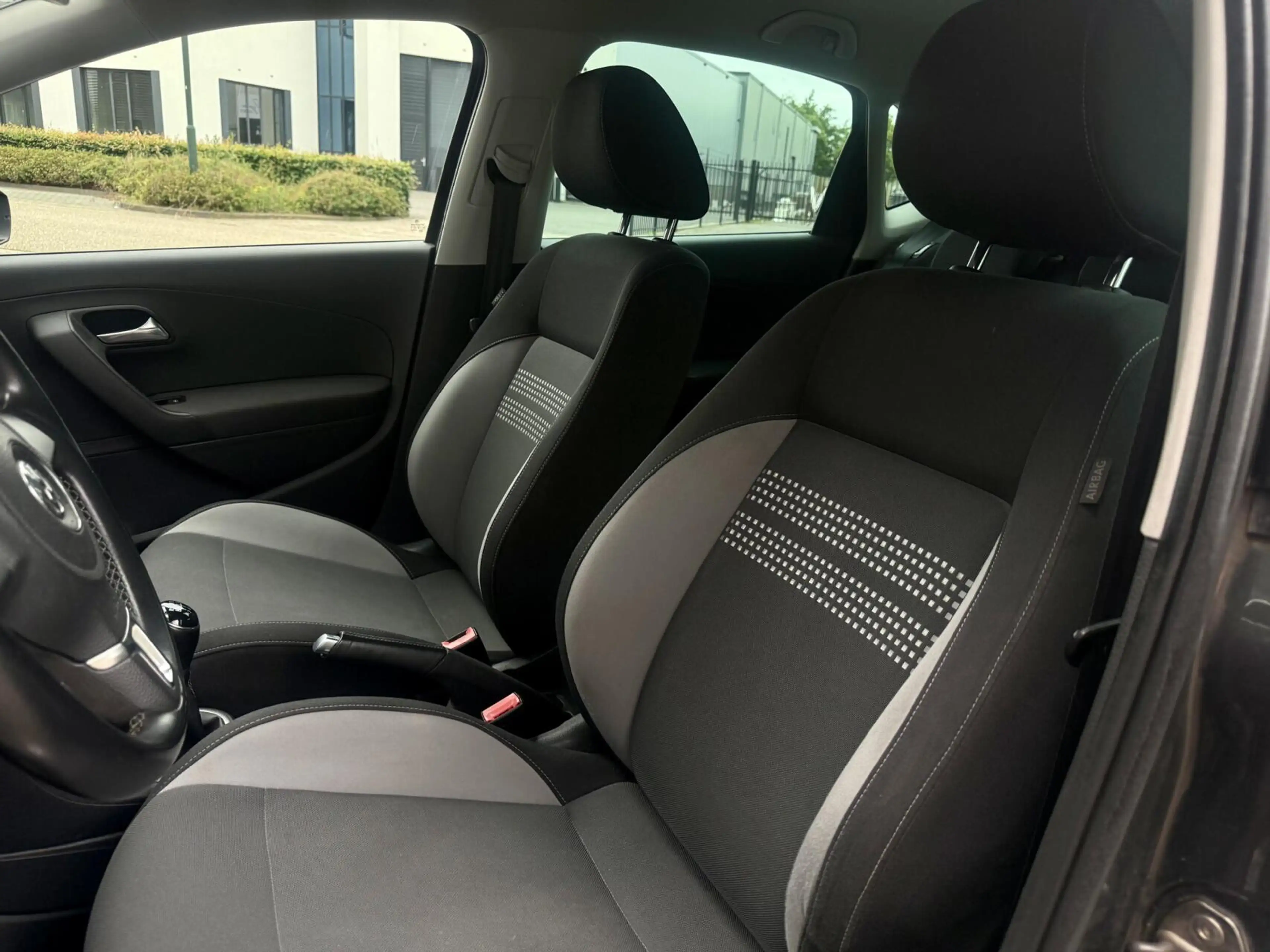 Volkswagen Polo 1.2 / LIFE / CRUISE / PDC / CLIMA — photo 14